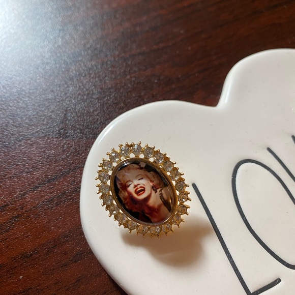 Unique Marilyn Monroe Statement Goldtone Earrings - Picture 6 of 10